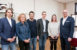 v.l.: Robin Heun, Zentrum für Erinnerungskultur, Menschenrechte und Demokratie Leyla Özmal, Interkulturbeauftragte der Stadt Duisburg Burak Yilmaz, Jungs e.V. (HeReos) /ofju e.V. Dr. Andreas Pilger, Projektleitung Zentrum für Erinnerungskultur, Menschenrechte und Demokratie Susanne Reitemeier-Lohaus, Jungs e.V. (HeReos) /ofju e.V. Sören Link, Oberbürgermeister
